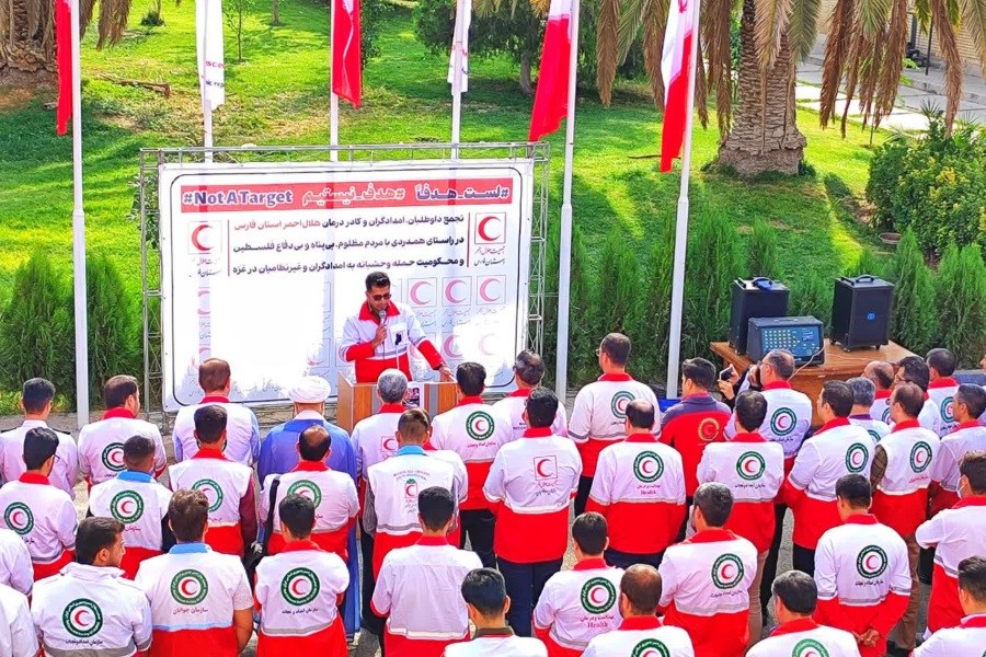 تجمع سرخ و سپید پوشان هلال احمری فارس در دفاع از فلسطین برگزار شد