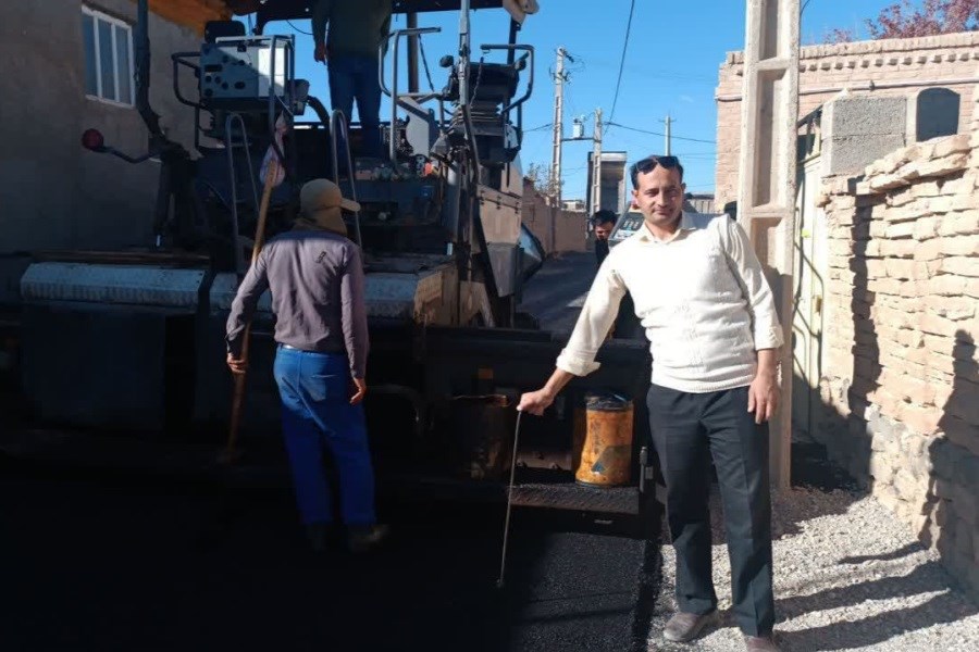 اجرای آسفالت و توسعه معابر روستای قلعه میرزا از توابع بخش مرکزی شهرستان خرم بید