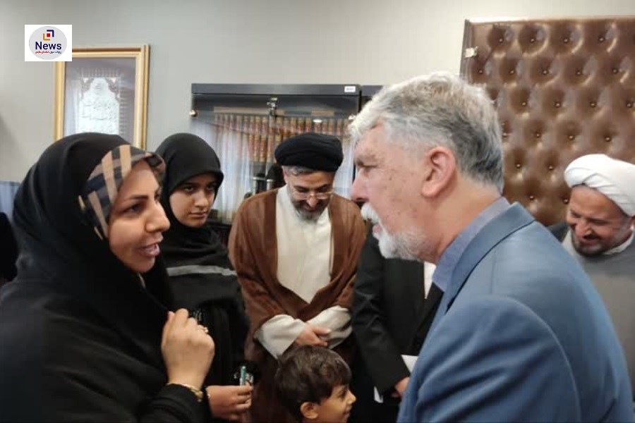 تجلیل وزیر فرهنگ و ارشاد اسلامی از دختر شهید «مسلم نصر» از شهدای مدافع حرم جهرم