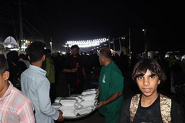 تصویر خدمت رسان موکب آبشار عاطفه‌ها در مسیر اربعین 1404 از پنجره دوربین (16 مردادماه)