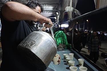 تصویر خدمت رسان موکب آبشار عاطفه‌ها در مسیر اربعین 1404 از پنجره دوربین (16 مردادماه)