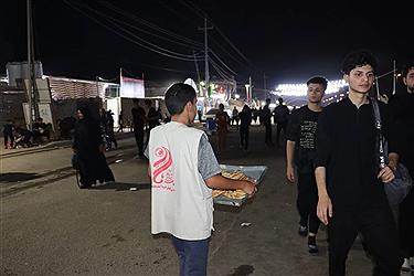 تصویر خدمت رسان موکب آبشار عاطفه‌ها در مسیر اربعین 1404 از پنجره دوربین (16 مردادماه)