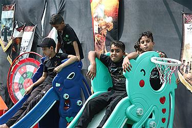 تصویر خدمت رسان موکب آبشار عاطفه‌ها در مسیر اربعین 1404 از پنجره دوربین (17 مردادماه)