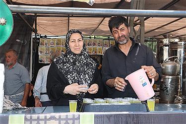 تصویر خدمت رسان موکب آبشار عاطفه‌ها در مسیر اربعین 1404 از پنجره دوربین (17 مردادماه)